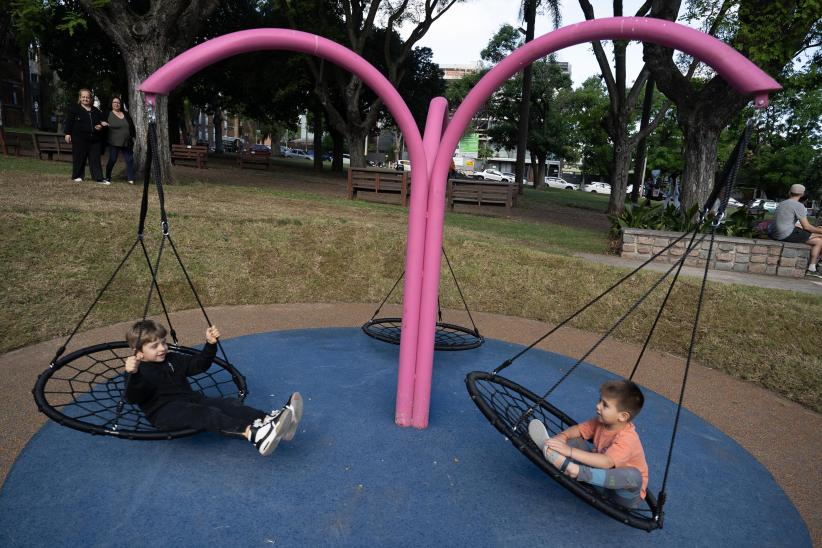 Inauguración de espacio infantil de plaza Ituzaingó