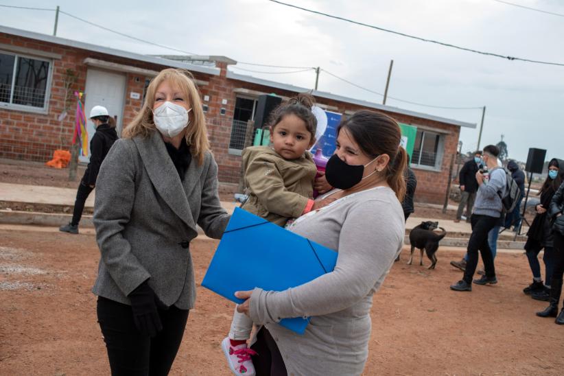 Entrega de viviendas en barrio Cauceglia