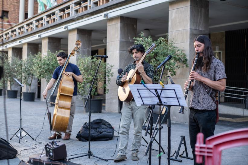 Tatango Orquesta en la explanada de la Intendencia de Montevideo