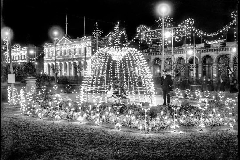 Plaza Independencia, decorada para los festejos del aniversario de la Declaratoria de la Independencia. 25 de agosto de 1918. (Foto: 1549FMHB.CDF.IMO.UY – Autor: Fotógrafos municipales/Centro de Fotografía – Intendencia de Montevideo).