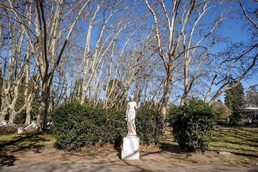 Al centro, escultura Hebe. Inmediaciones del Hotel del Prado