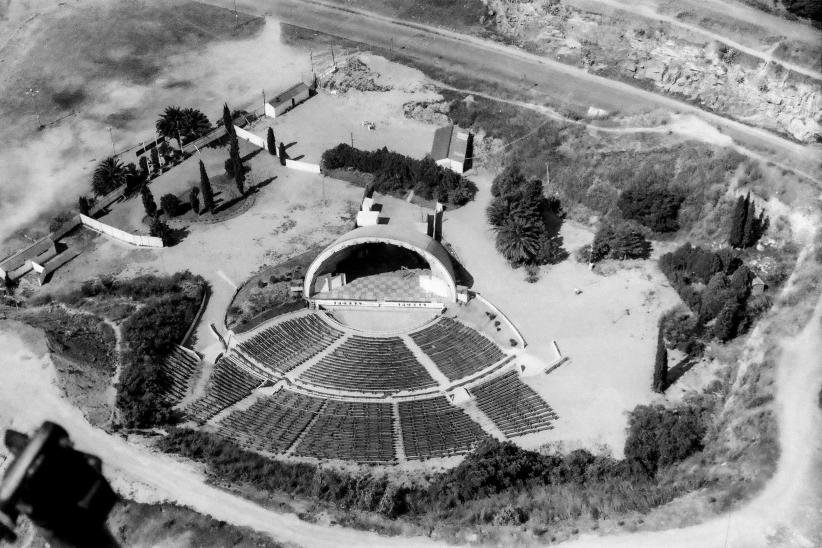 Vista aérea del Teatro de Verano. Al centro: la primera bóveda, diseñada por el arquitecto Julio César Giacosa. Año 1965.