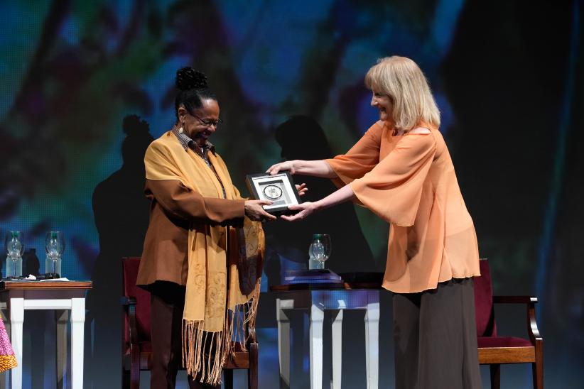 Declaración de ciudadana ilustre a Beatriz Santos en el teatro Solís 