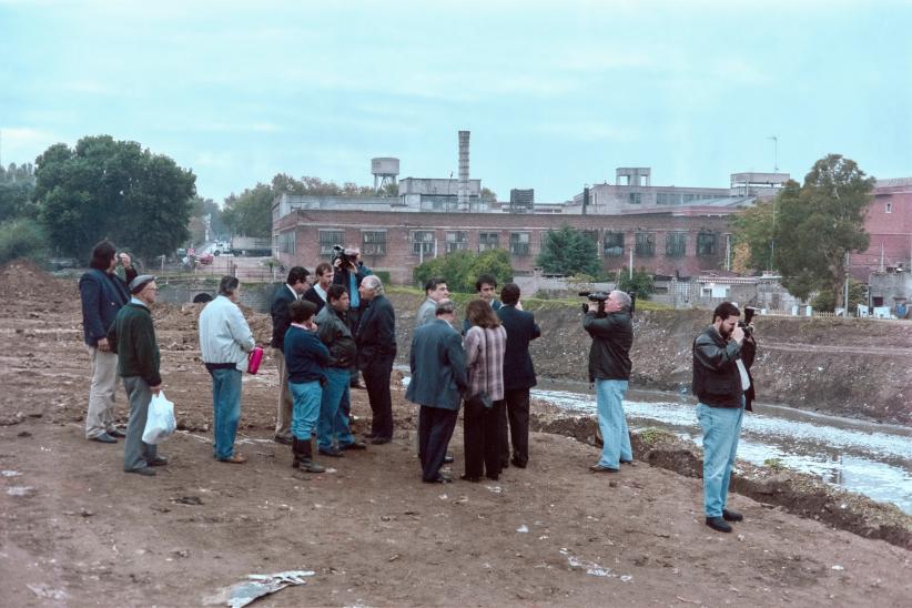 Referentes vecinales y prensa con representantes de la Intendencia Municipal de Montevideo. Capurro, 2000.