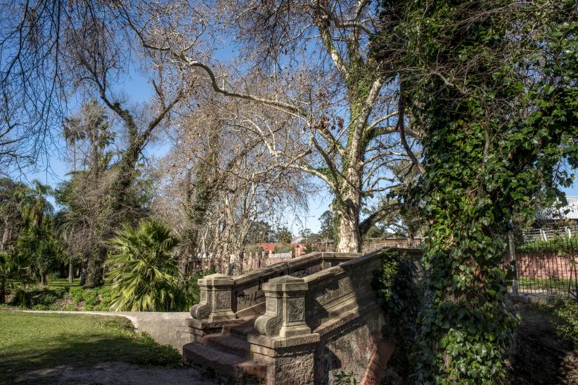 Jardín Botánico. Atrás, avenida Atilio Pelosi