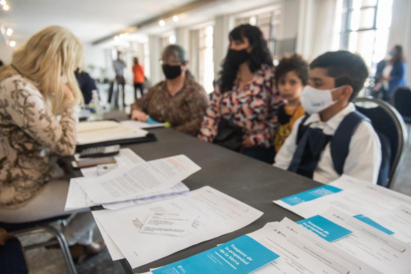 Hogares de barrio Las Higueritas obtienen titularidad de sus viviendas