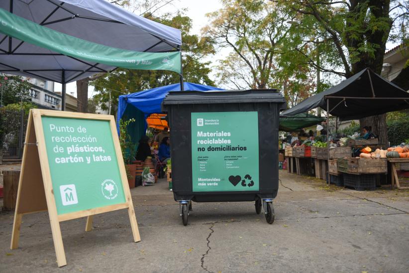 Instalación de puntos de recolección de plástico, cartón y latas en ferias de Montevideo