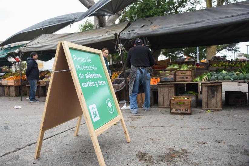 Instalación de puntos de recolección de plástico, cartón y latas en ferias de Montevideo