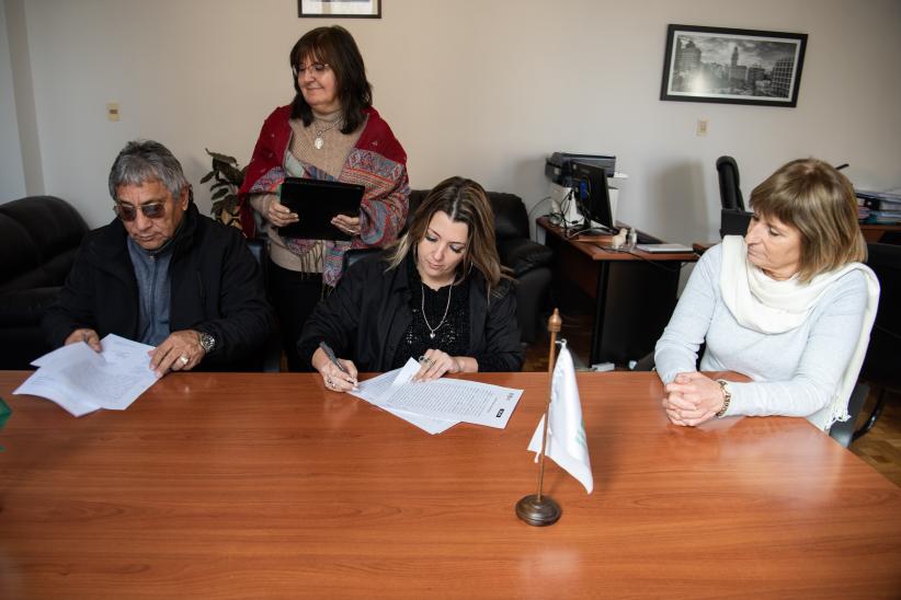 Firma de convenio con ADEOM en el despacho de la Secretaria General de la Intendencia de Montevideo, 10 de agosto de 2022