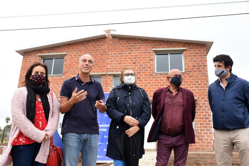 Entrega de viviendas en el barrio Cauceglia