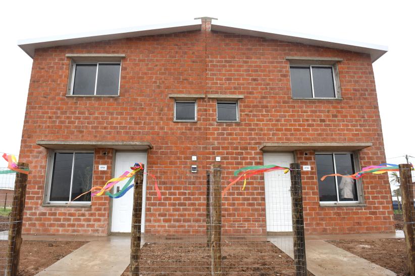 Entrega de viviendas en el barrio Cauceglia