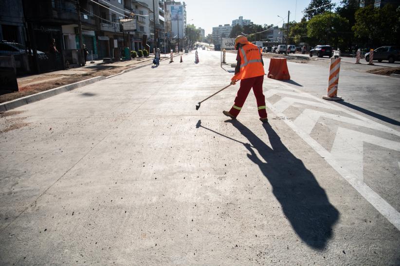 Habilitación lateral al túnel de Avenida Italia senda hacia el centro