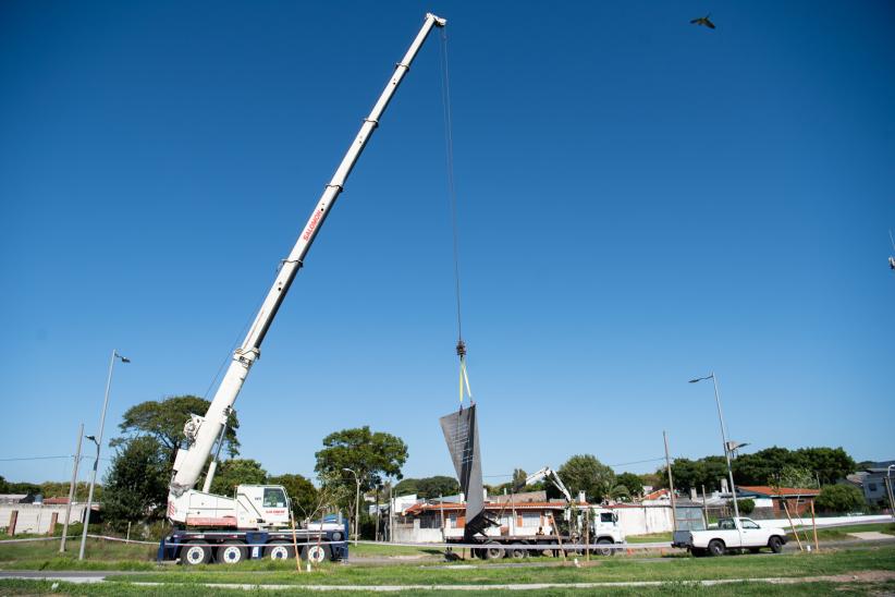 Izaje de escultura en homenaje a Idea Vilariño