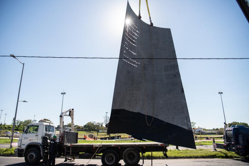 Izaje de escultura en homenaje a Idea Vilariño