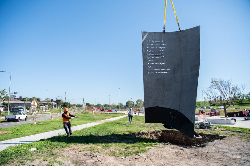 Izaje de escultura en homenaje a Idea Vilariño