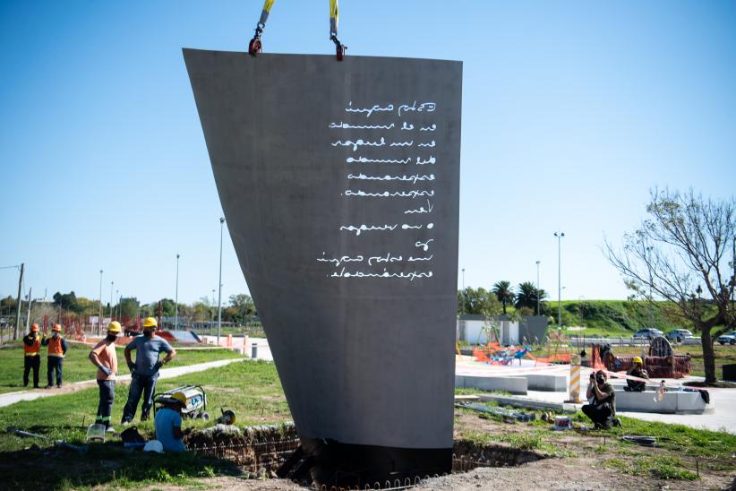 Izaje de escultura en homenaje a Idea Vilariño