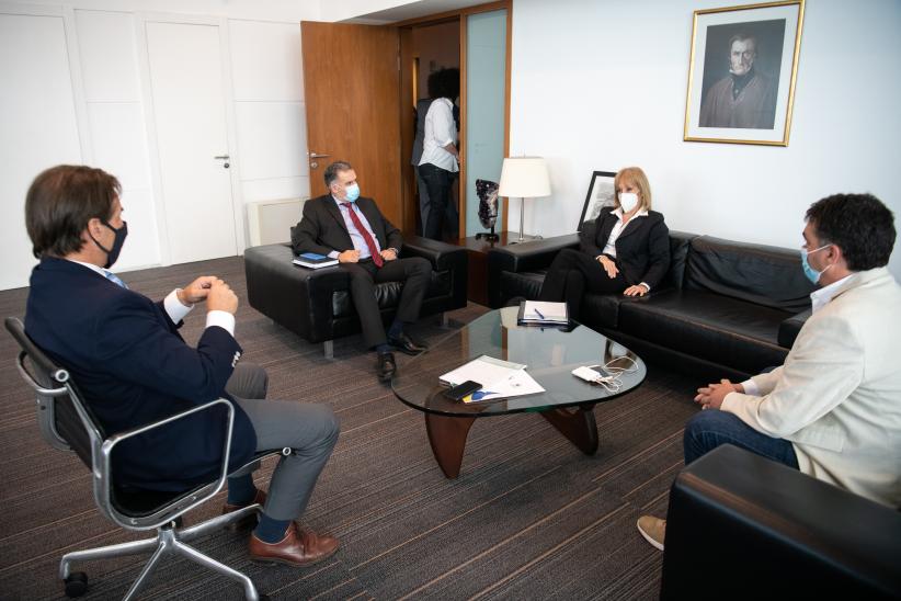 Reunión entre Luis Lacalle Pou, Carolina Cosse, Yamandú Orsi y Andrés Lima.