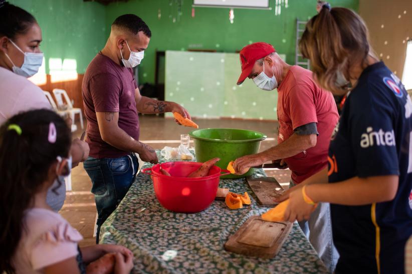 Entrega de alimentos a ollas populares en el marco del Plan ABC.