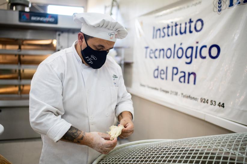 Elaboración de pan en el Centro de Industriales Panaderos del Uruguay