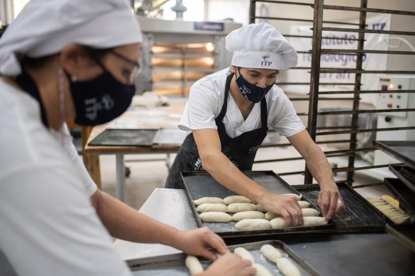 Elaboración de pan en el Centro de Industriales Panaderos del Uruguay