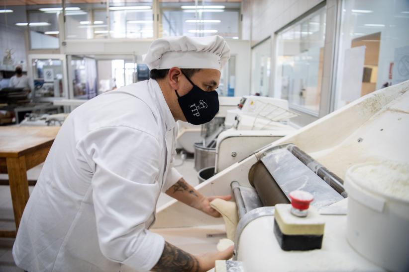 Elaboración de pan en el Centro de Industriales Panaderos del Uruguay