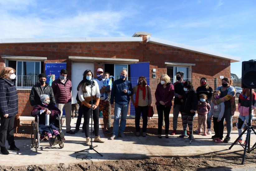 Entrega de viviendas en  barrio Cauceglia