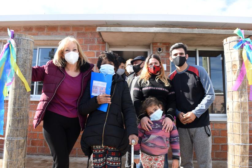 Entrega de viviendas en  barrio Cauceglia