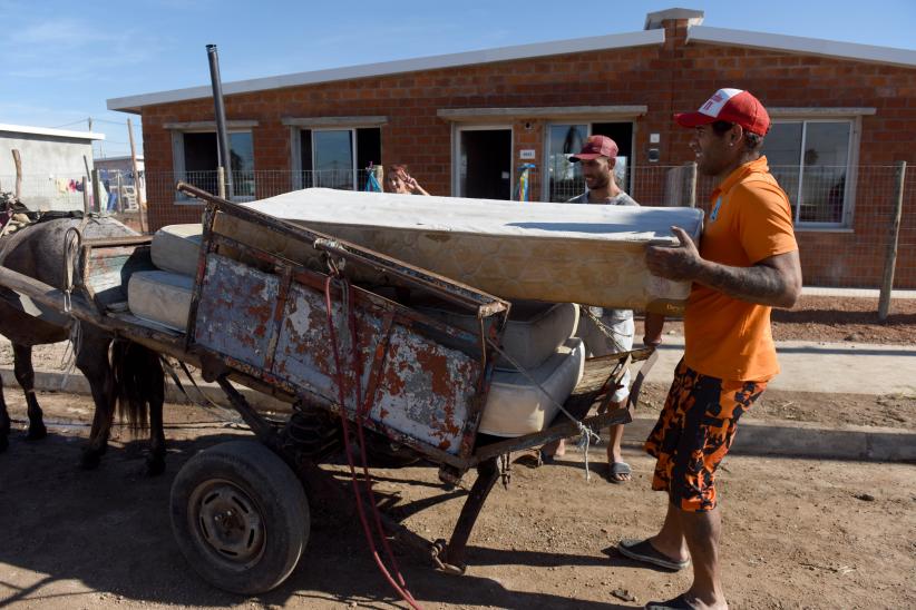 Entrega de viviendas en  barrio Cauceglia