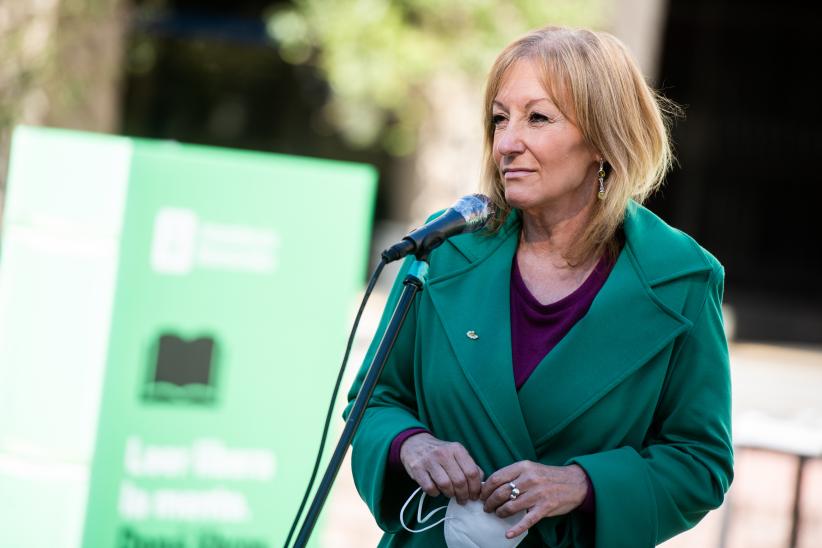 Donación de libros en la explanada de la Intendencia de Montevideo