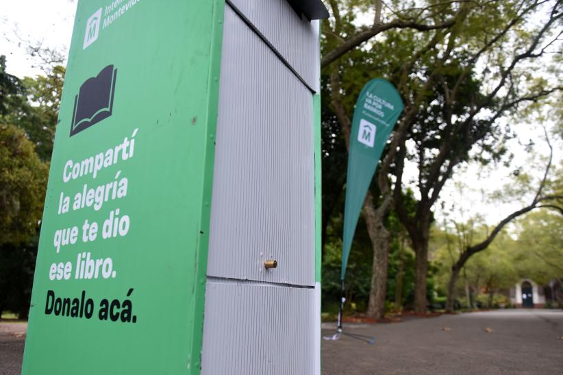 Donación de libros en el Jardín Botánico