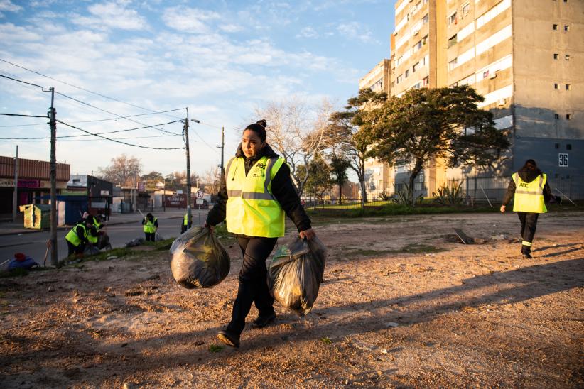 Cuadrilla de limpieza del Programa ABC Trabajo en la Calle Iguá