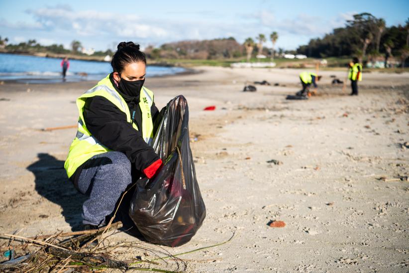 Cuadrilla de limpieza del Programa ABC Trabajo en la Playa del Cerro