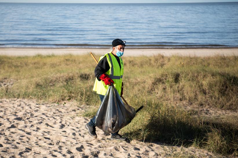 Cuadrilla de limpieza del Programa ABC Trabajo en la Playa del Cerro