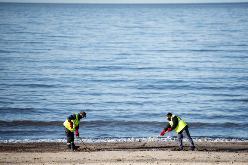 Cuadrilla de limpieza del Programa ABC Trabajo en la Playa del Cerro