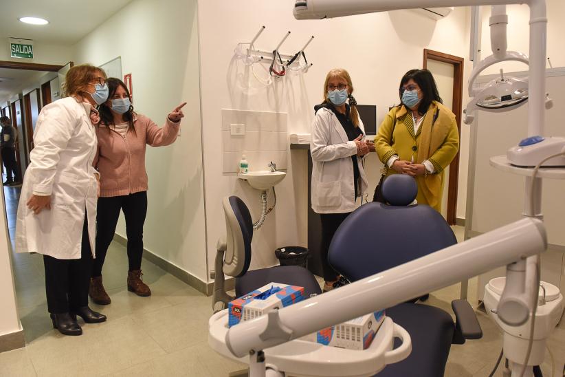 Recorrida de directora de Cultura María Inés Obaldía en Complejo Crece Flor de Maroñas