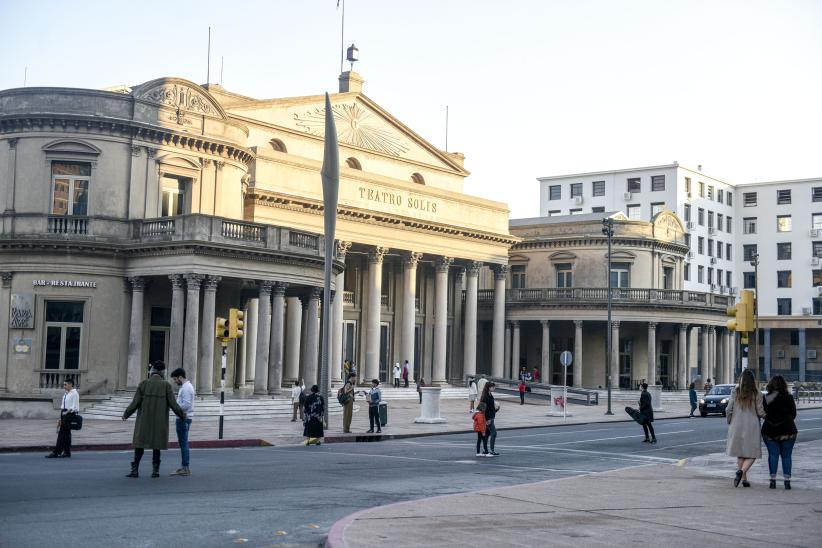 Puesta en escena de fotografía en conmemoración de los 165 años del Teatro Solís