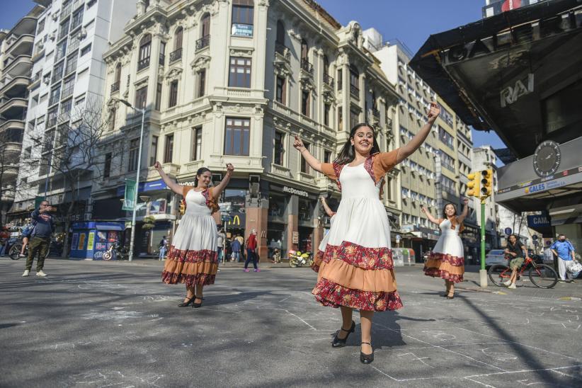  Intervenciones artísticas en Av.18 de julio en el marco de «La cultura va por barrios»