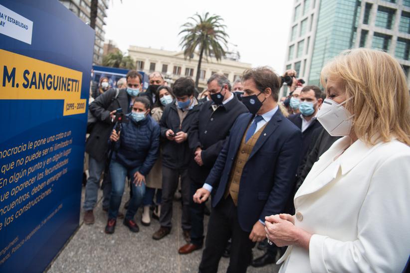 Apertura oficial de la «Expo Democracia» en la Plaza Independencia