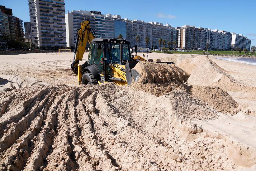 Trabajos de descalce de los muros en la Playa Pocitos