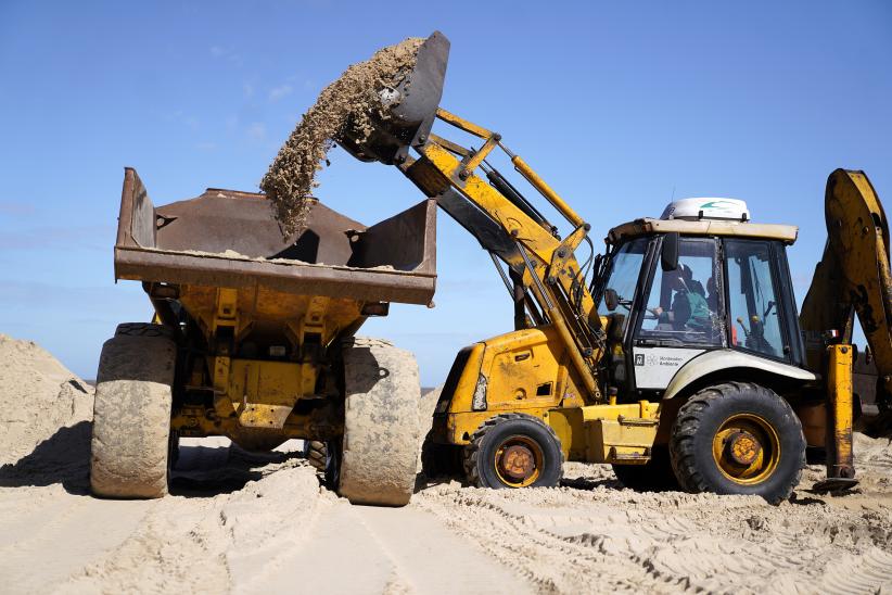 Trabajos de descalce de los muros en la Playa Pocitos