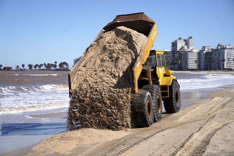 Trabajos de descalce de los muros en la Playa Pocitos