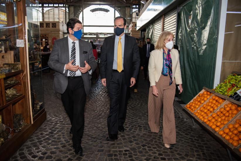 Recorrida de la Intendenta de Montevideo Carolina Cosse junto al presidente del BID en el Mercado Agrícola de Montevideo 