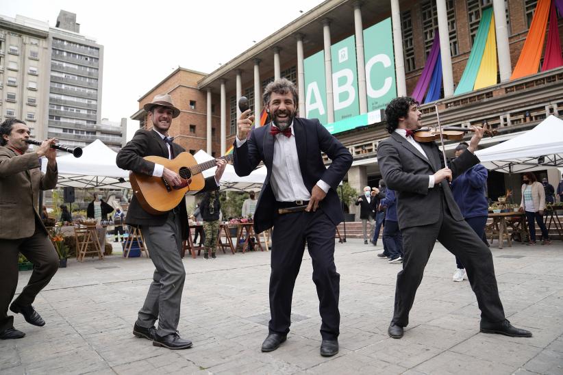 Inauguración de la Feria de la Primavera en la explanada de la Intendencia de Montevideo