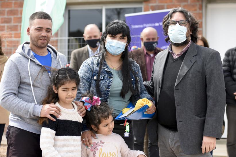 Entrega de viviendas a familias de barrio Cauceglia