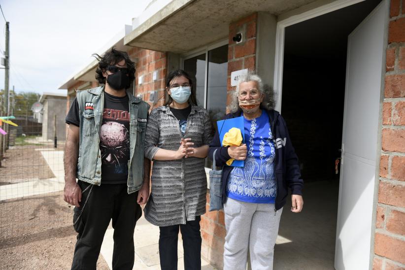 Entrega de viviendas a familias de barrio Cauceglia