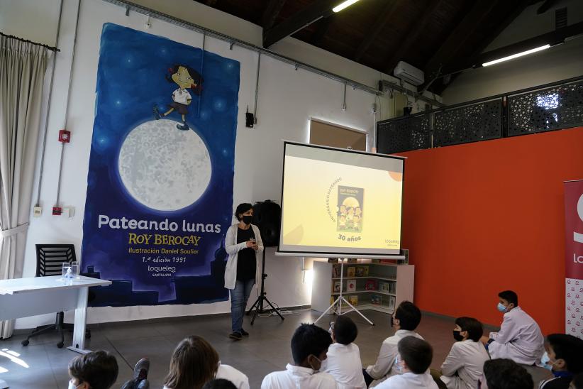 Actividad en la biblioteca María Stagnero de Munar en el marco de los 30 años del libro "Pateando Lunas"