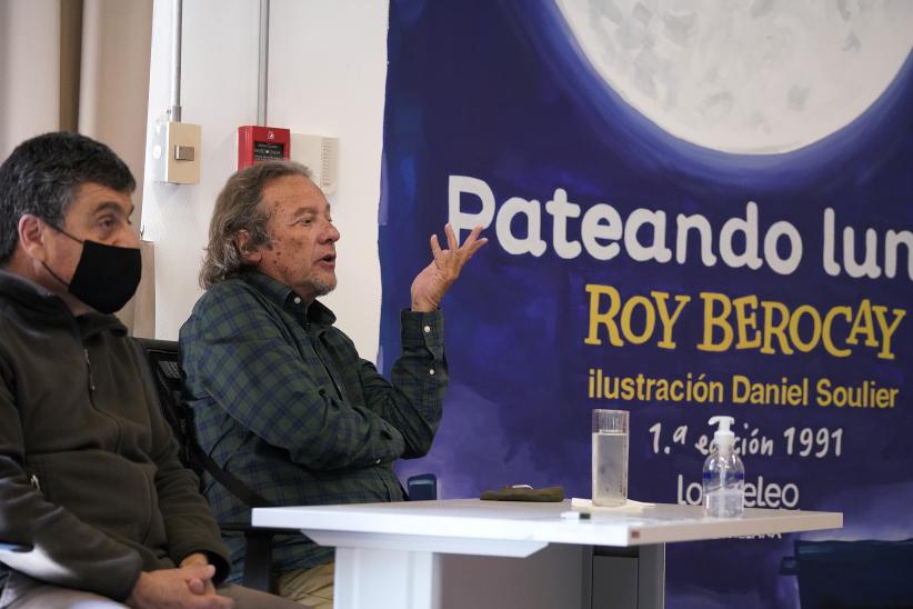 Actividad en la biblioteca María Stagnero de Munar en el marco de los 30 años del libro "Pateando Lunas"