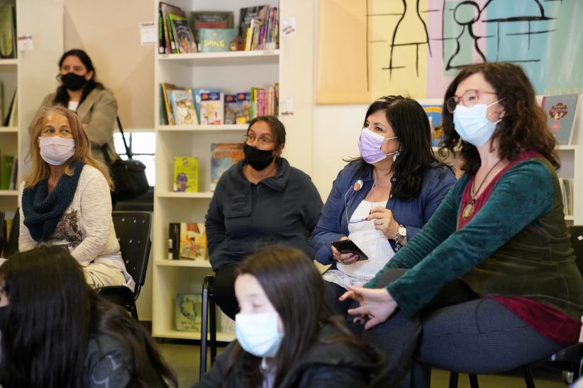 Actividad en la biblioteca María Stagnero de Munar en el marco de los 30 años del libro "Pateando Lunas"