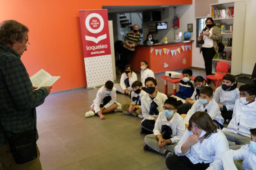 Actividad en la biblioteca María Stagnero de Munar en el marco de los 30 años del libro "Pateando Lunas"