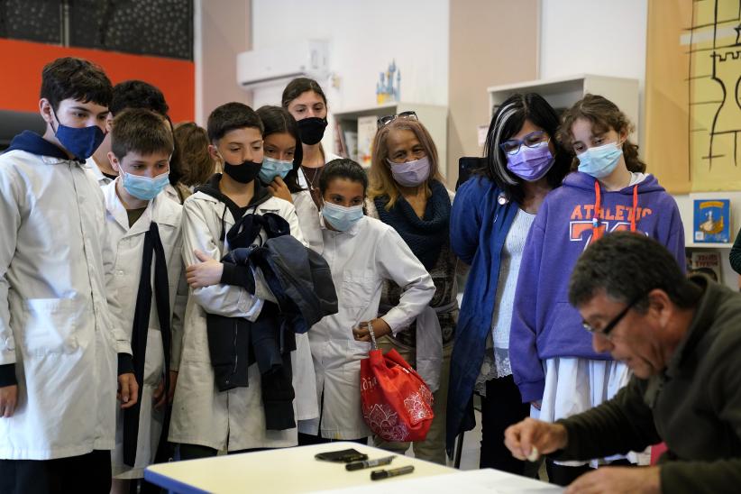 Actividad en la biblioteca María Stagnero de Munar en el marco de los 30 años del libro "Pateando Lunas"